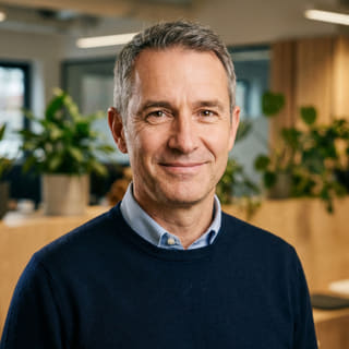 Profilowe ujęcie Jamesa Mitchella, opisanego jako dyrektor generalny w Fala Wartomín