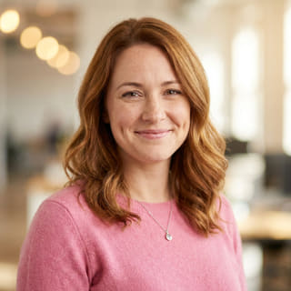 Emily Watson, przedstawiona jako dyrektor ds. obsługi klienta w Fala Wartomín, na zdjęciu profilowym